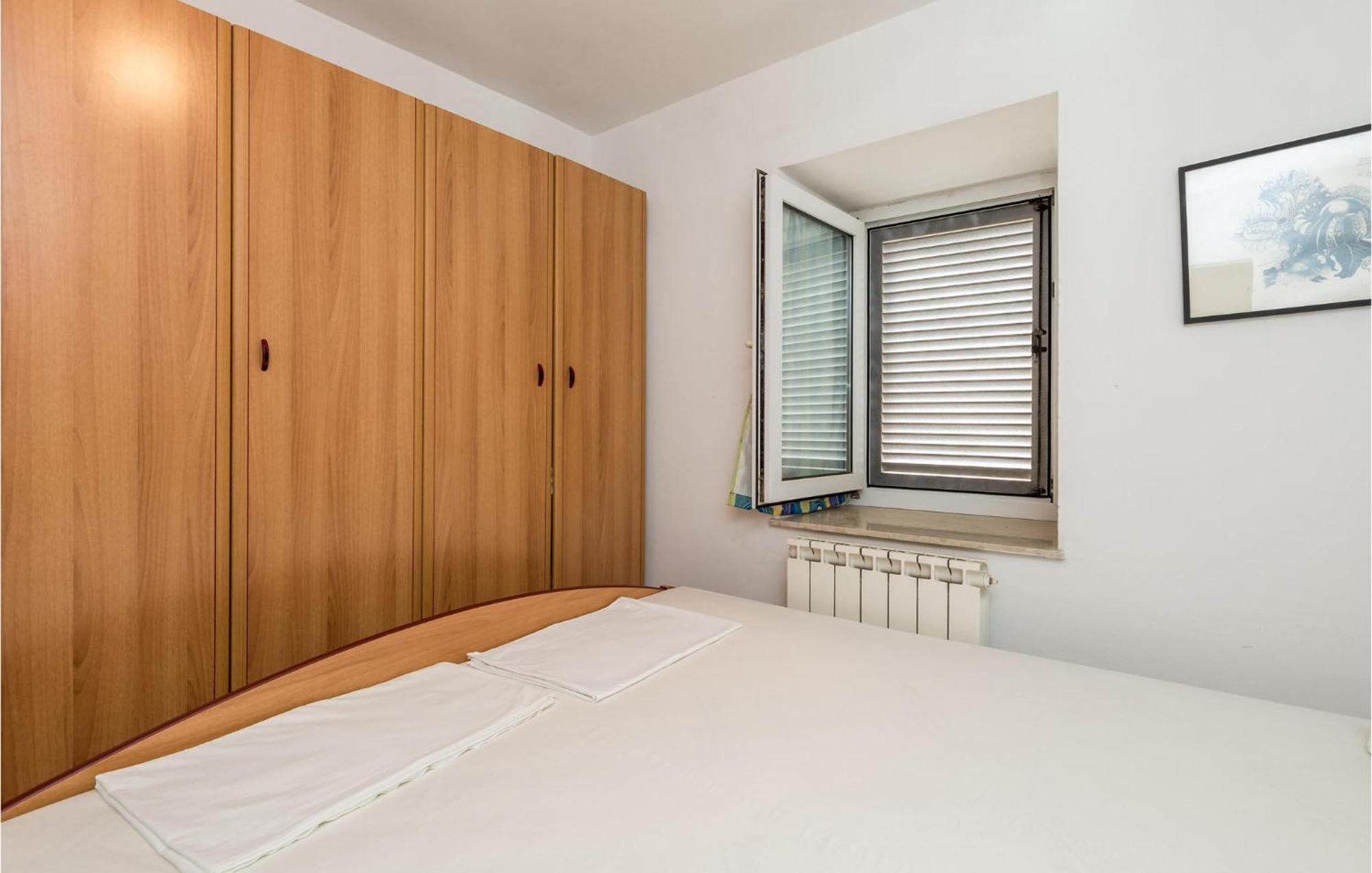 Lovely Apartment In Veli Losinj With Kitchen Ngoại thất bức ảnh